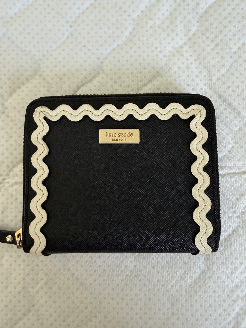 kate spade Black with Cream Scallop Zip Around Wallet - Picture 1 of 4